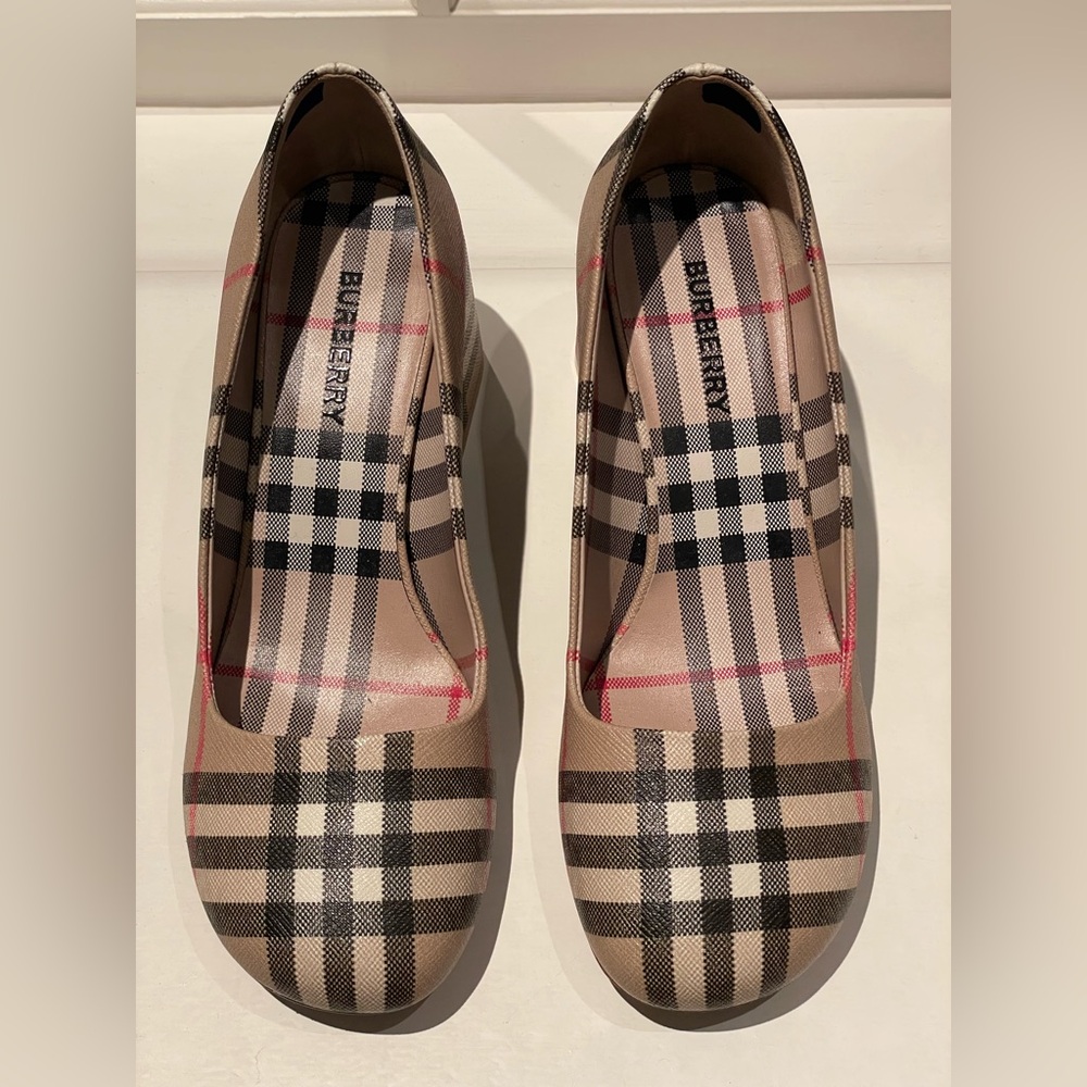 Burberry Women Block Heel Pump 36.5 EUC in Box